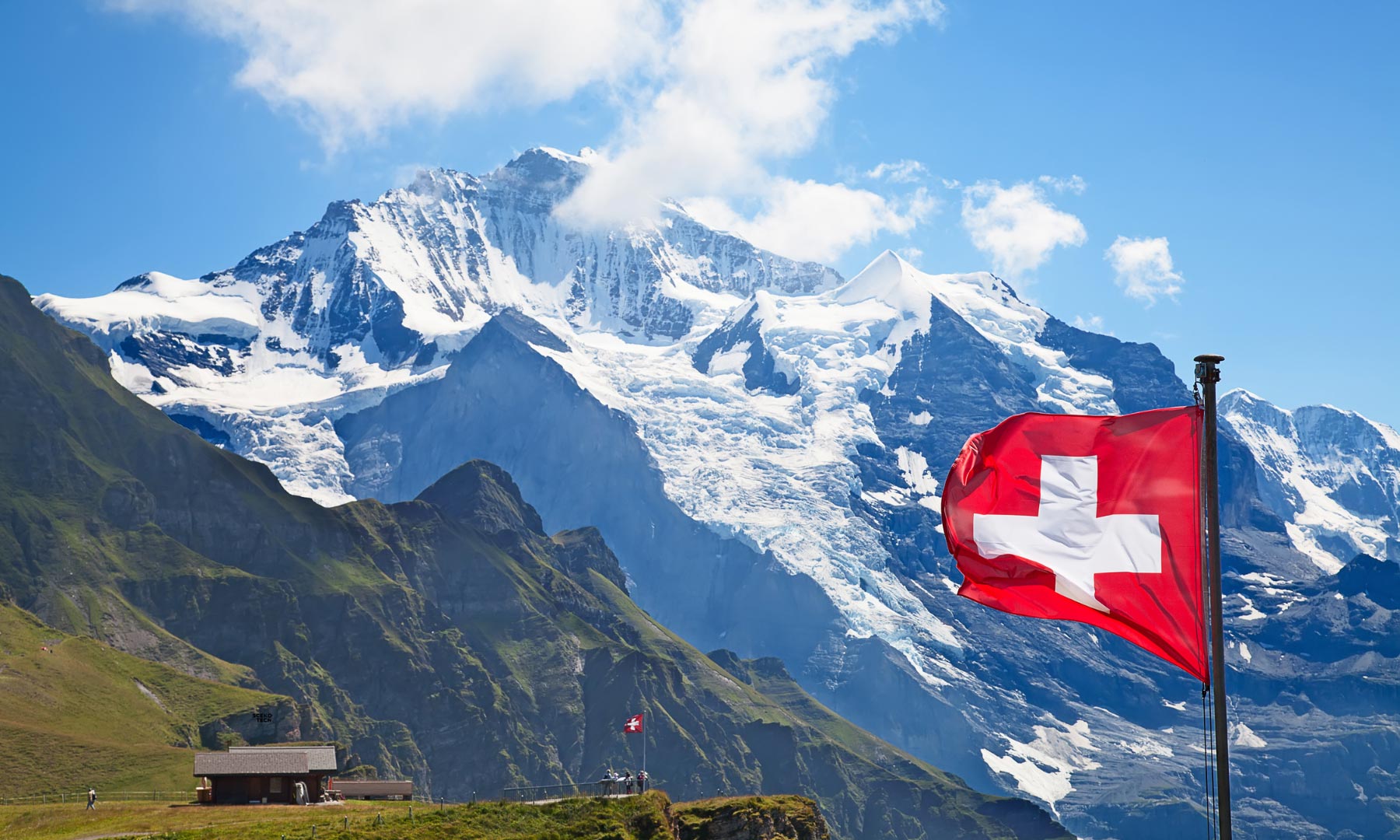Wehende Schweizer Flagge am Männlichen – einem Gipfel der Berner Voralpen